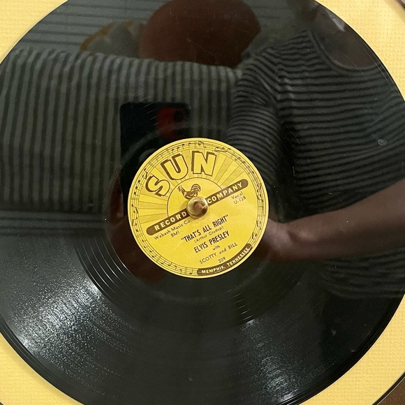 RARE! ELVIS PRESLEY 78 SUN Record Framed “That’s All Right” “Blue Moon Kentucky” - Picture 3 of 6